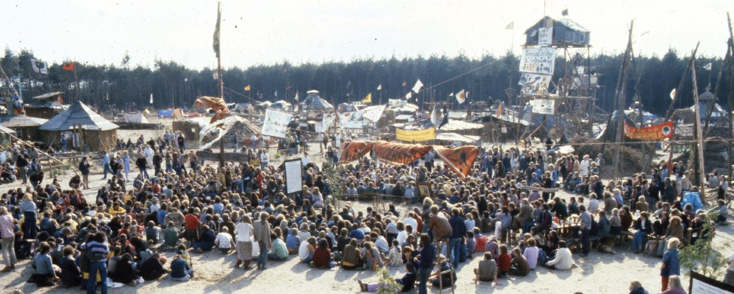 Auf dem Dorfplatz gab es
Dichterlesungen, Theater und Konzerte. Foto: Zint