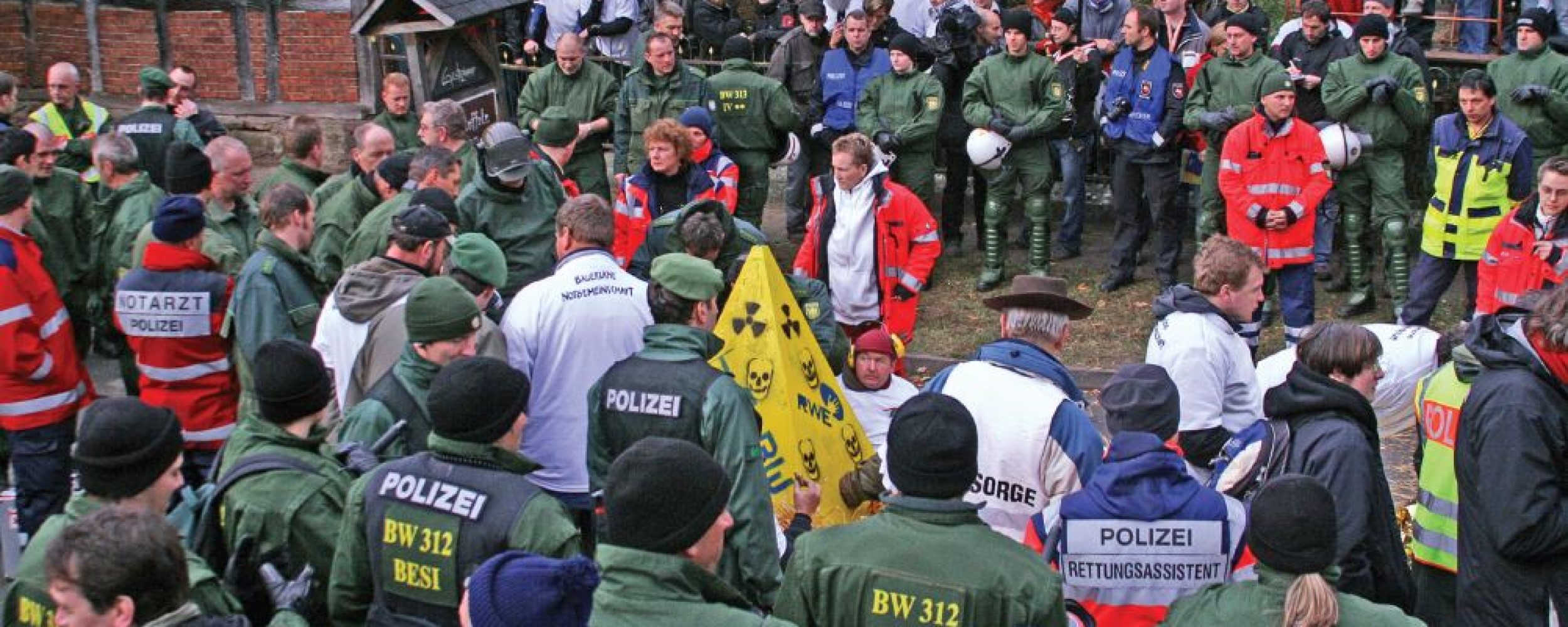 Trickreiche Konstruktion – Betonpyramide in Grippel beim Castortransport 2008. Foto: Foto: Kristian Arnold