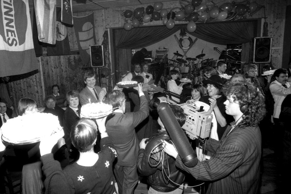 "Ball Pompoes", 1992