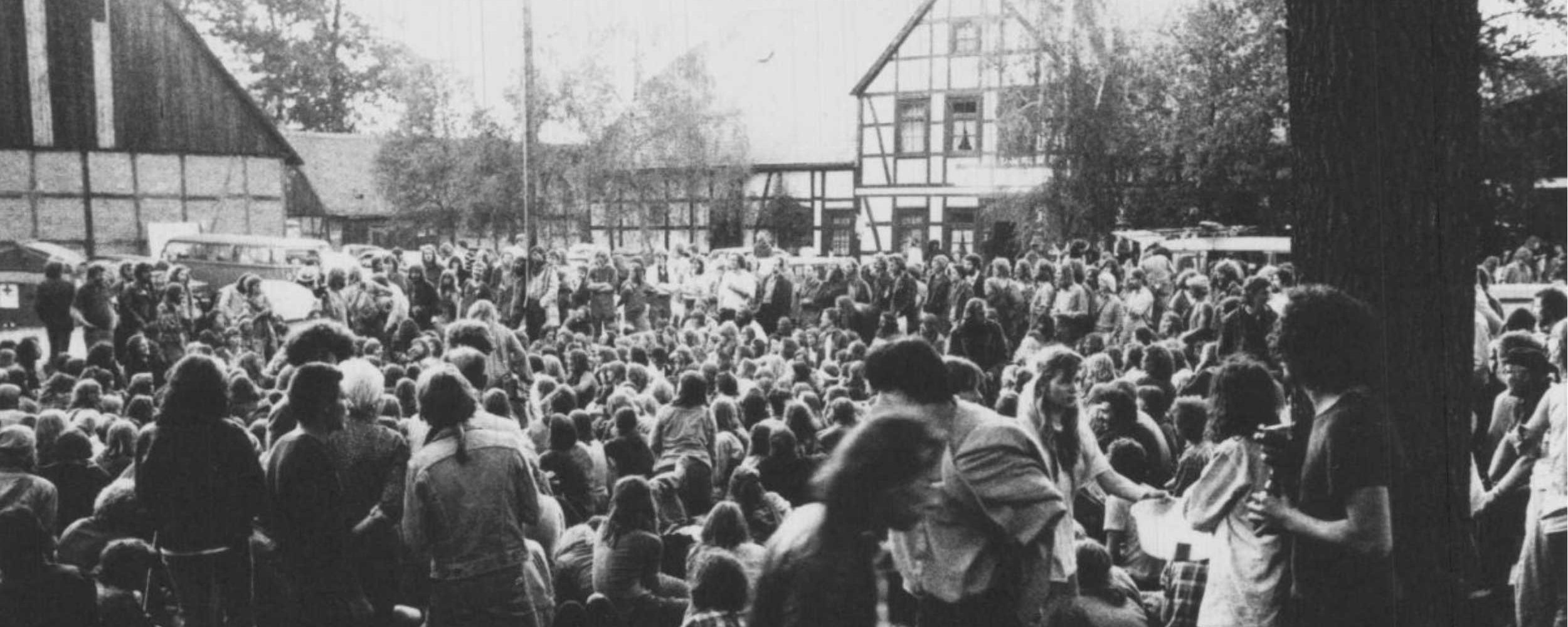 Versammlung vor den
Trebeler Bauernstuben im Mai 1980, Foto: Otto Kiehn