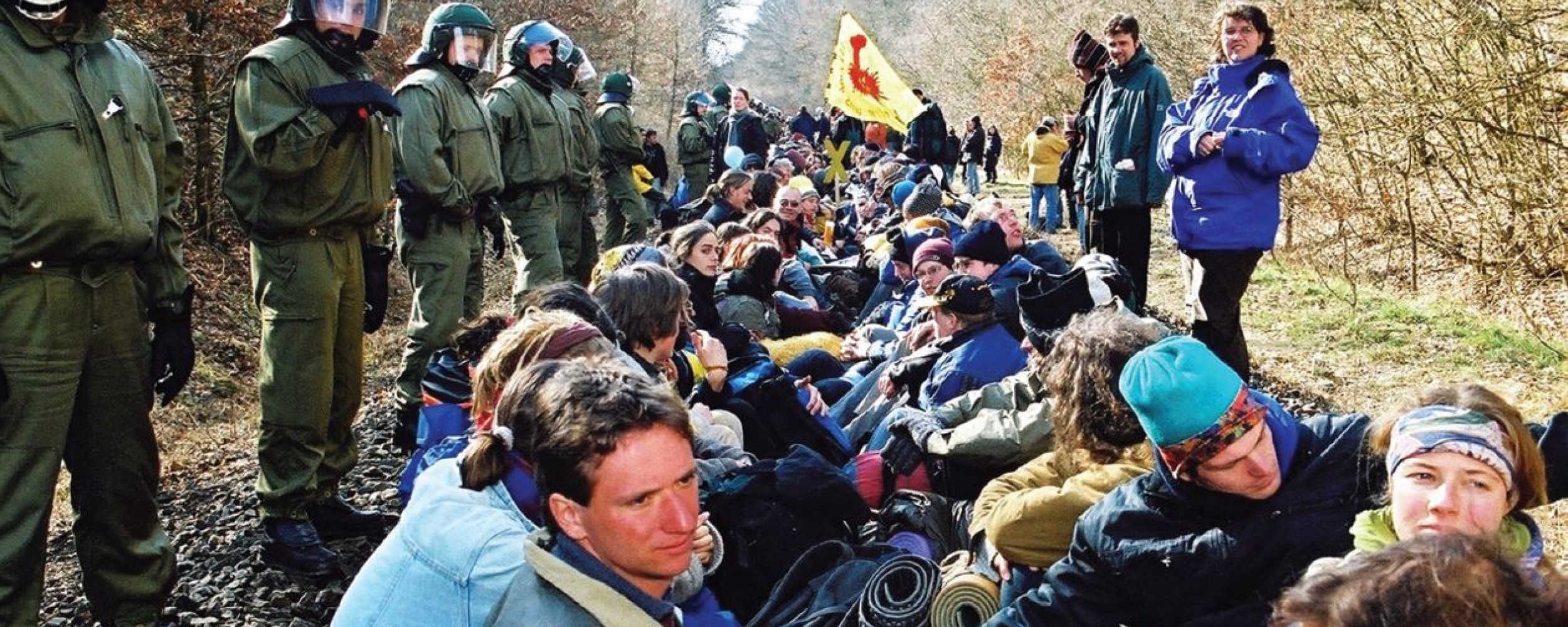 Gleisbesetzung beim 4. Castortransport im März 2001, Foto: R. Erhard