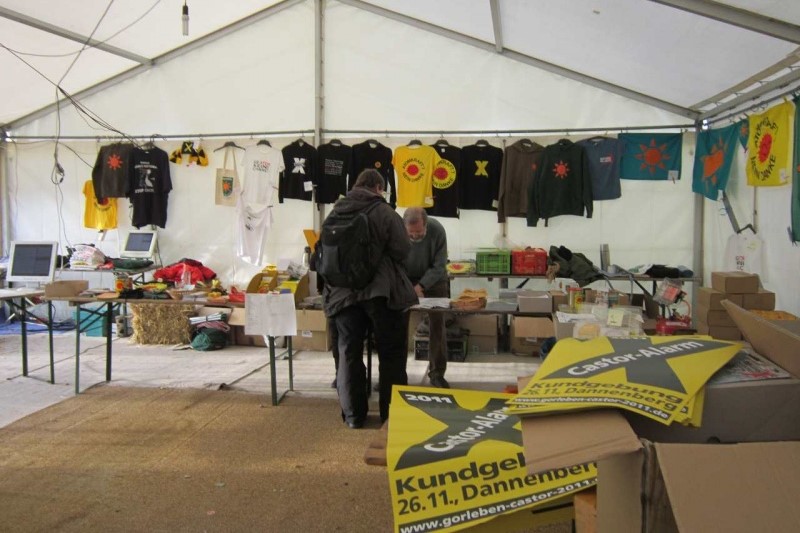 Infozelt auf der Esso-Wiese im November 2011